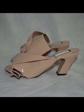 Sz 37.5 7 No 21 Nude Signature Bow Patent Heels